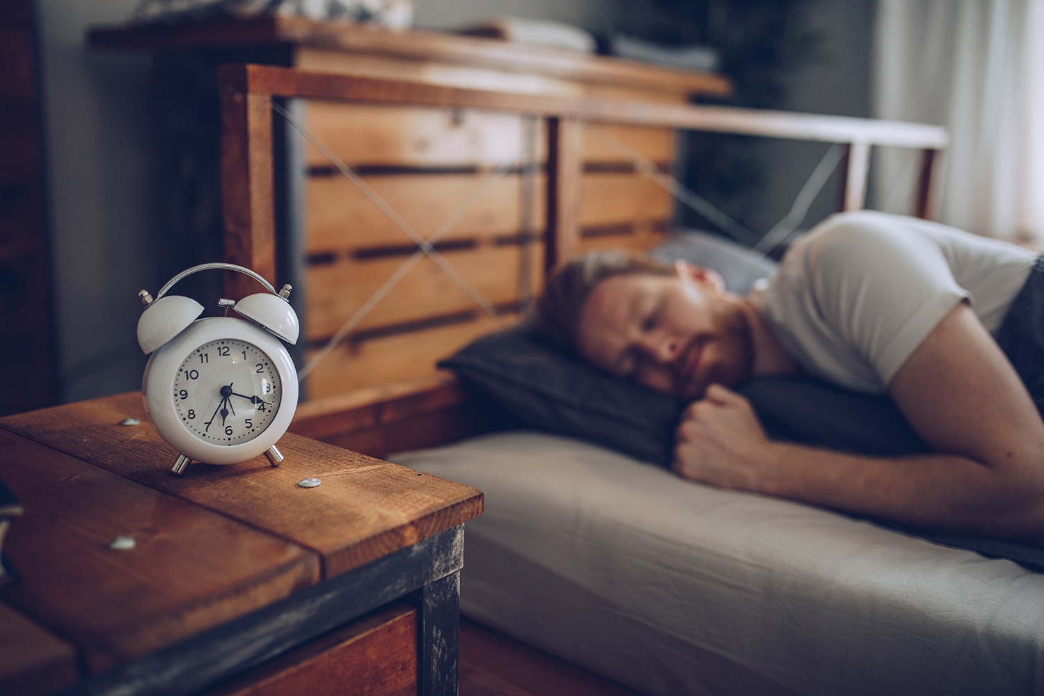 ما الأكثر ضرراً قلة النوم أو الإكثار منه؟ وما عدد ساعات النوم الكافية؟