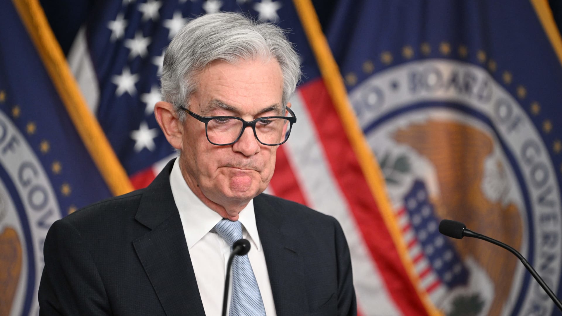 الفيدرالي يلمح إلى تخفيض سعر الفائدة